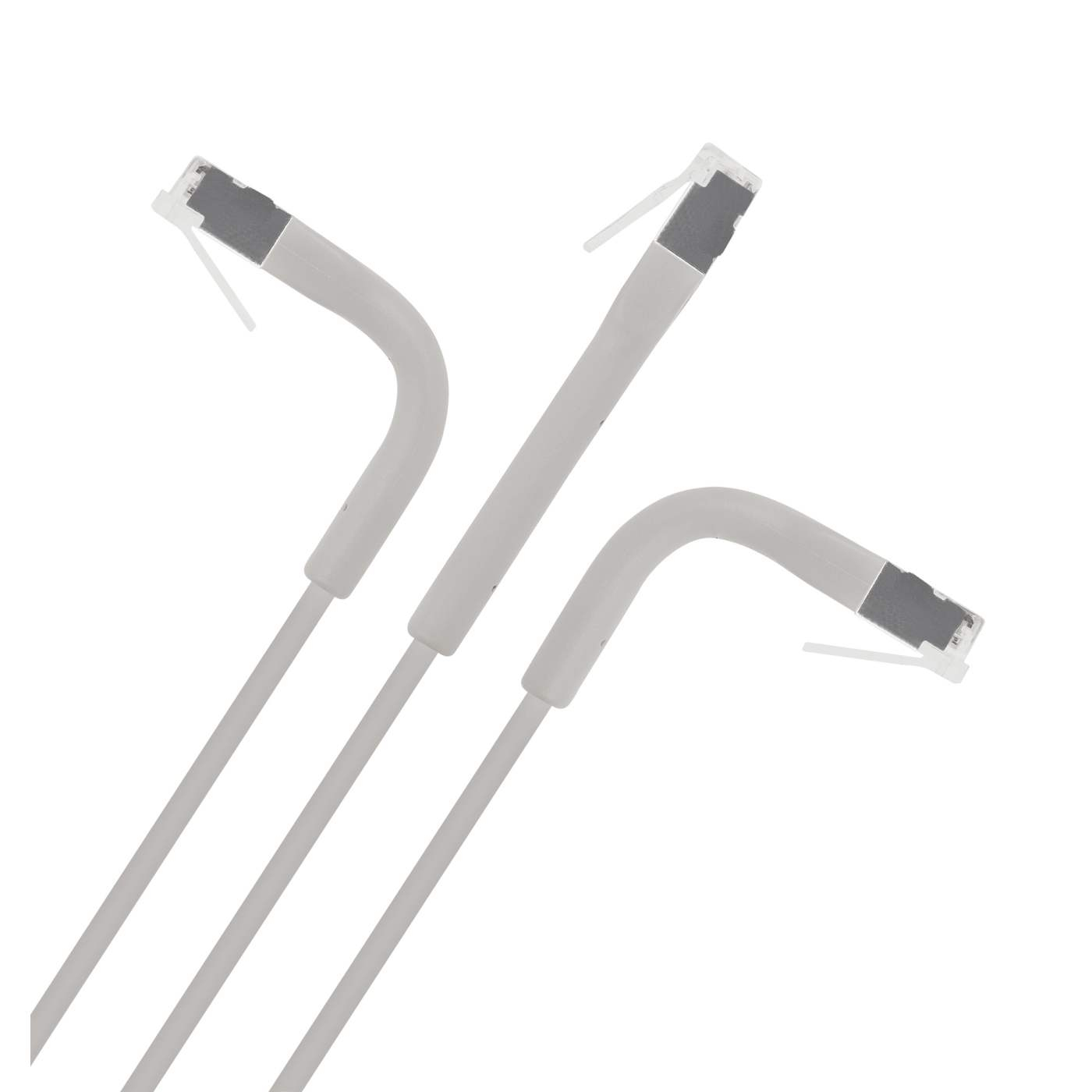 Drie witte netwerkkabels, elk met een connector. Witte achtergrond.