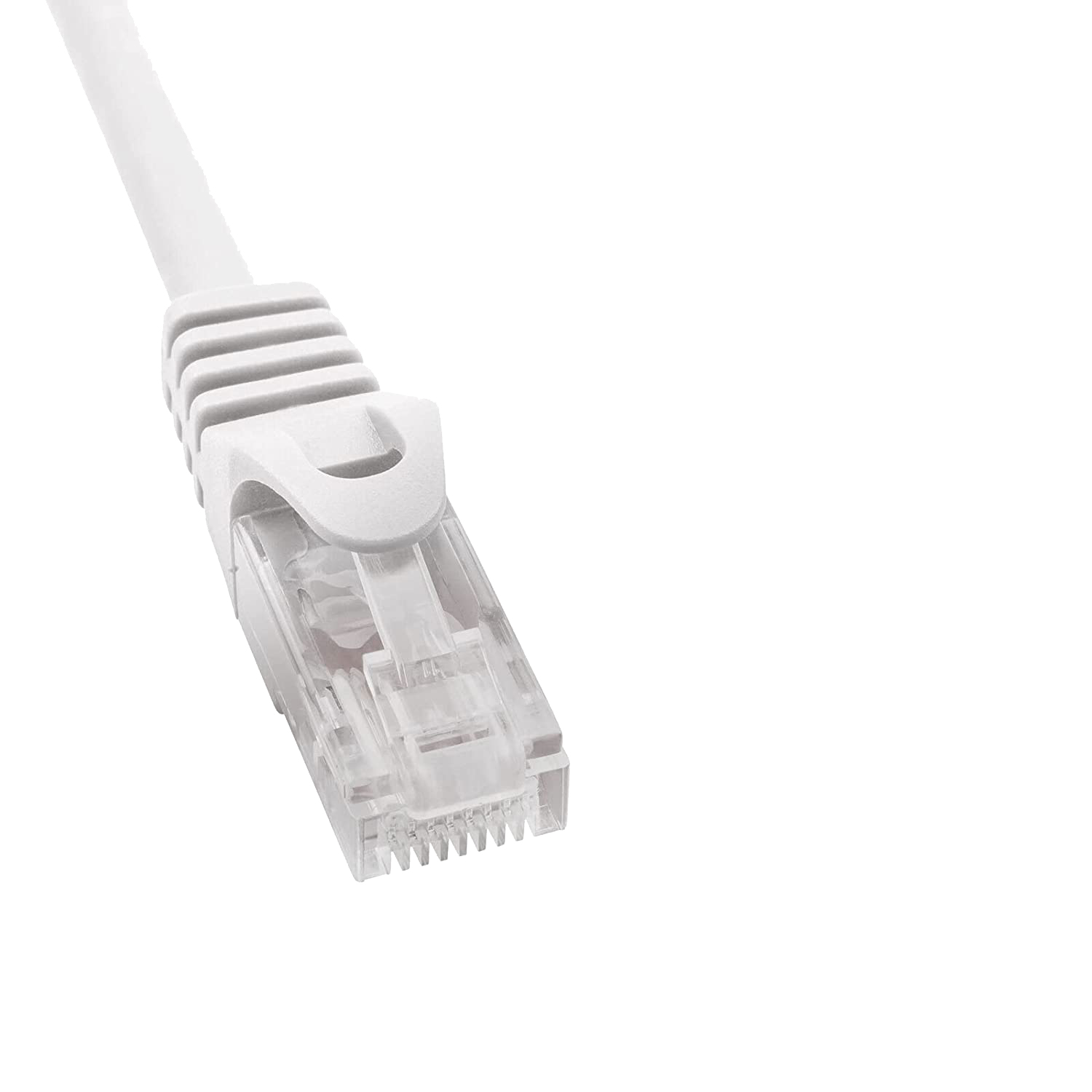 Primo piano del connettore di un cavo Ethernet bianco. Sfondo bianco.