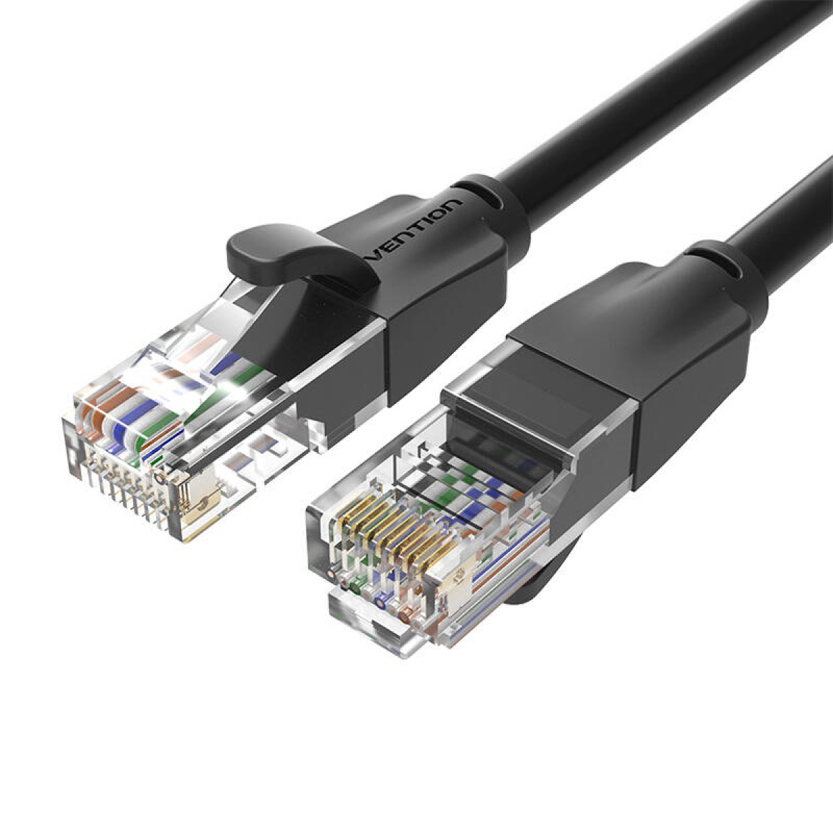 Twee netwerkkabelconnectoren met transparante uiteinden, geïsoleerd op een witte achtergrond.