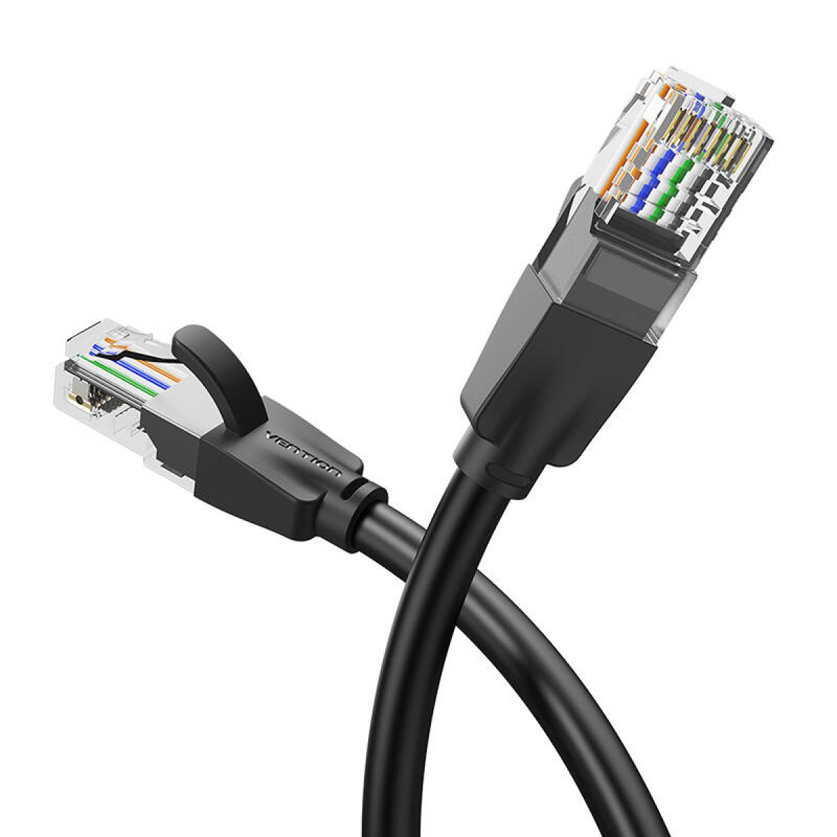 Cavo Ethernet nero e trasparente, vista angolata. Connettori visibili, con fili colorati.