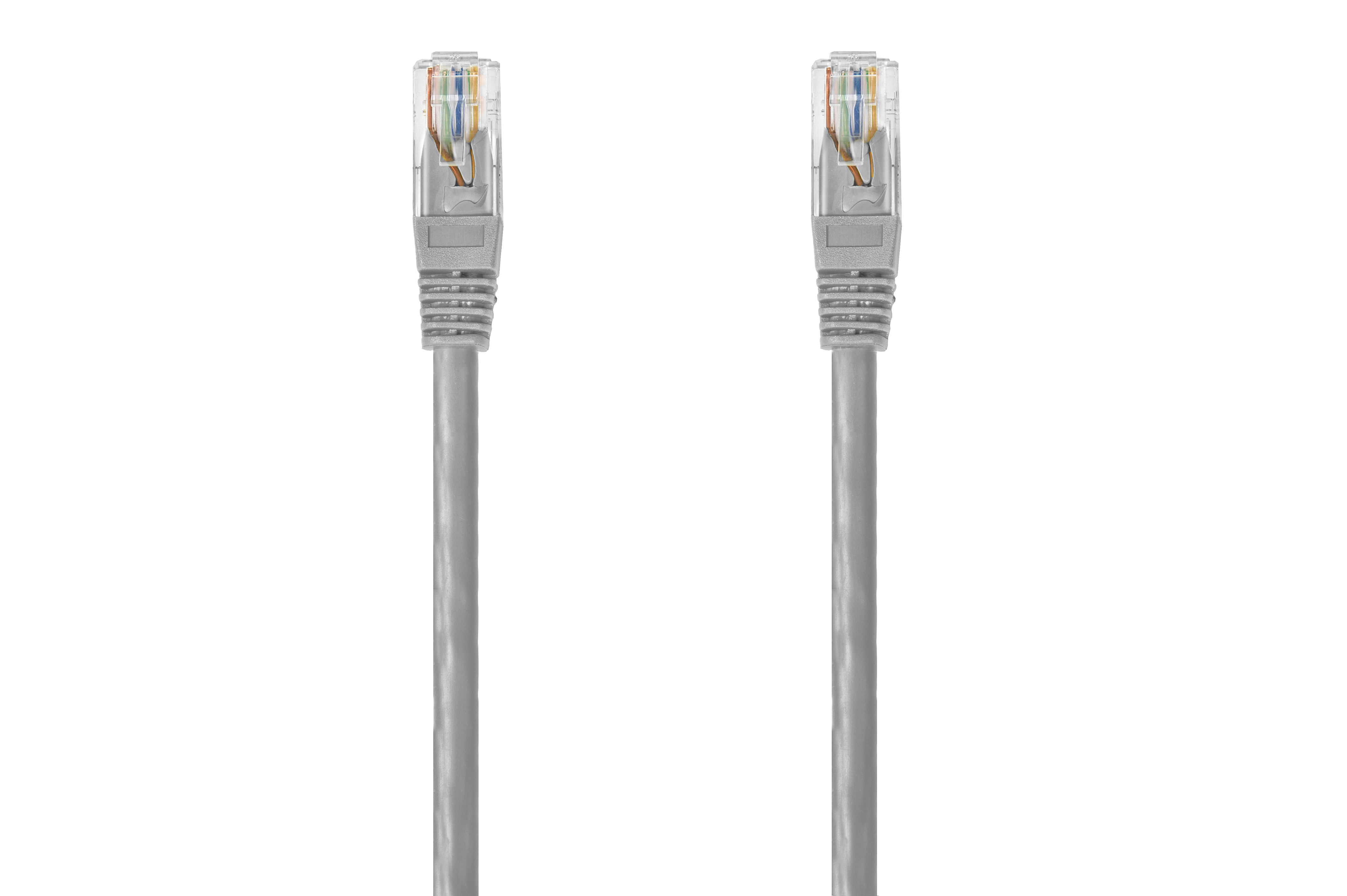 Due cavi Ethernet grigi con connettori. Sfondo bianco.