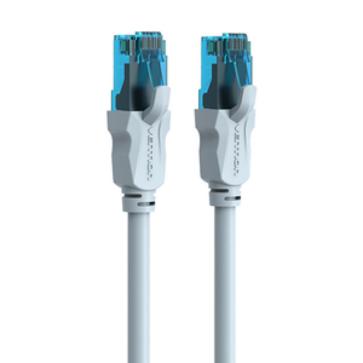 Due cavi Ethernet bianchi con connettori blu. Primo piano.