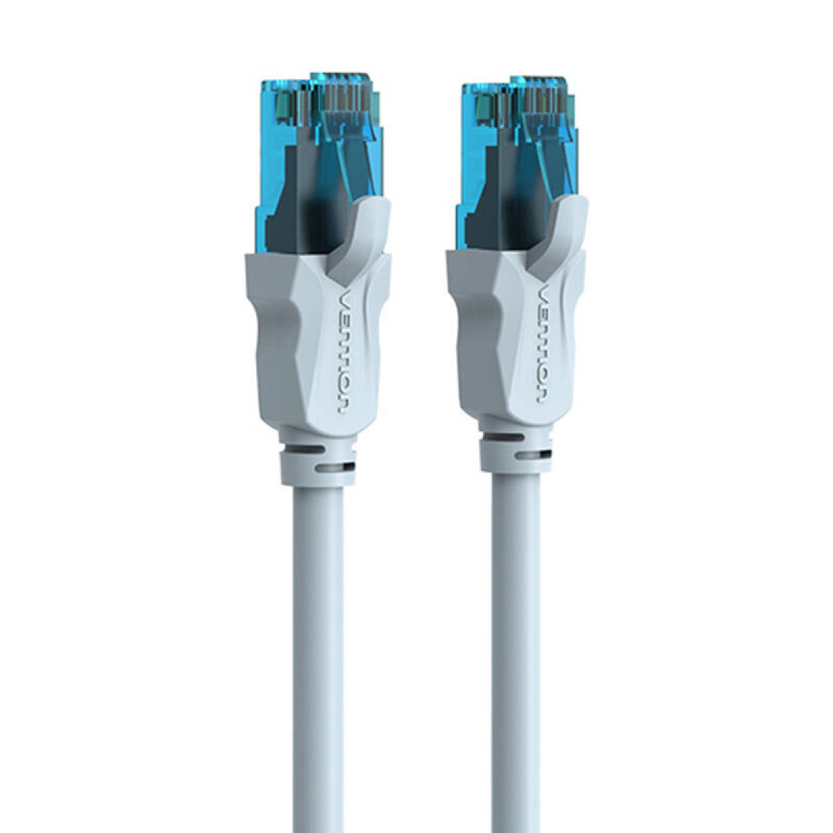 Due cavi Ethernet bianchi con connettori blu. Primo piano.