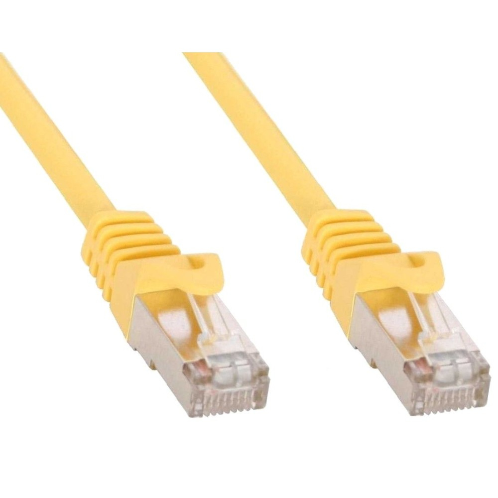 Cavo di rete giallo con due connettori. Posto su sfondo bianco.