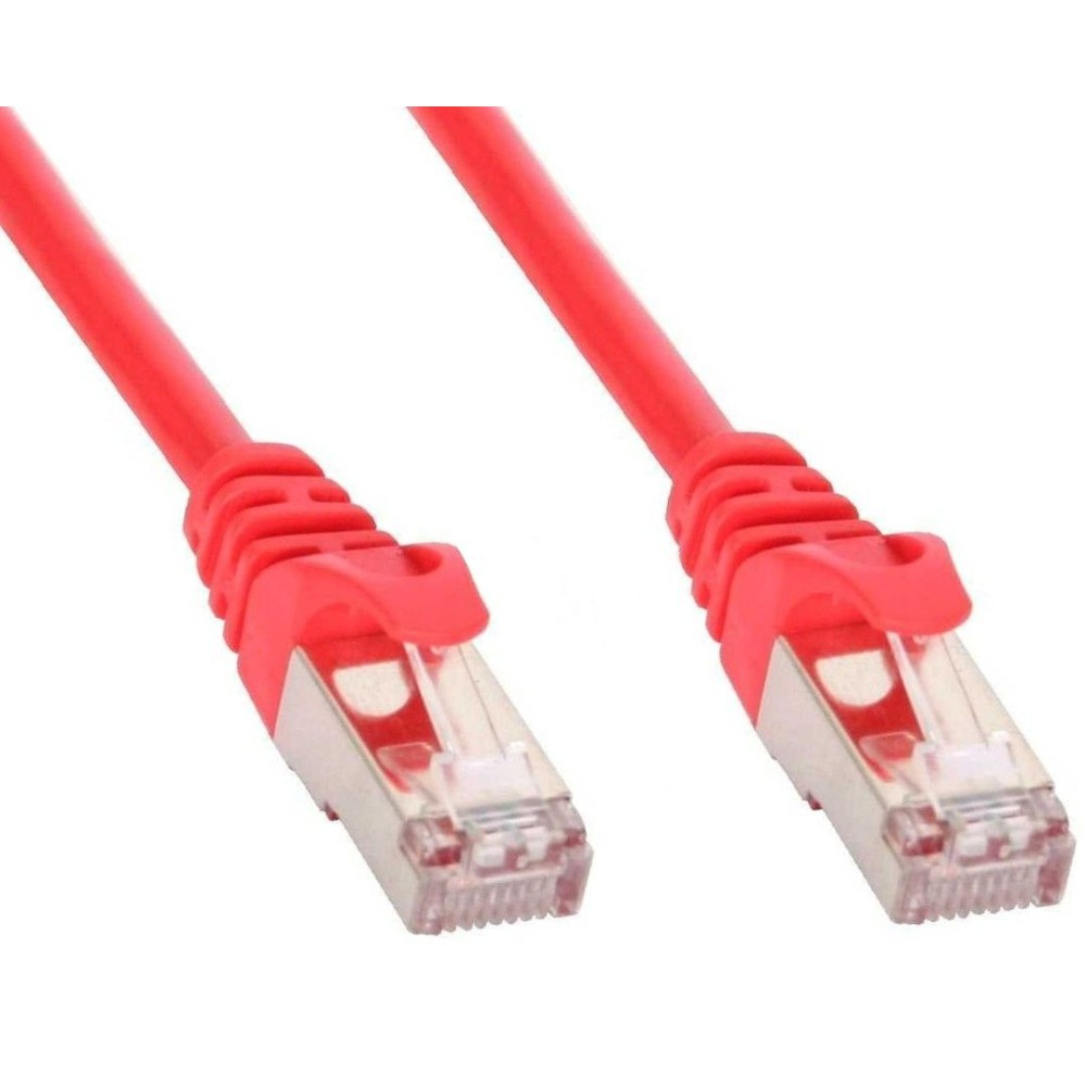 Due cavi RJ45 rossi. Connettori metallici con clip trasparenti. Sfondo bianco.