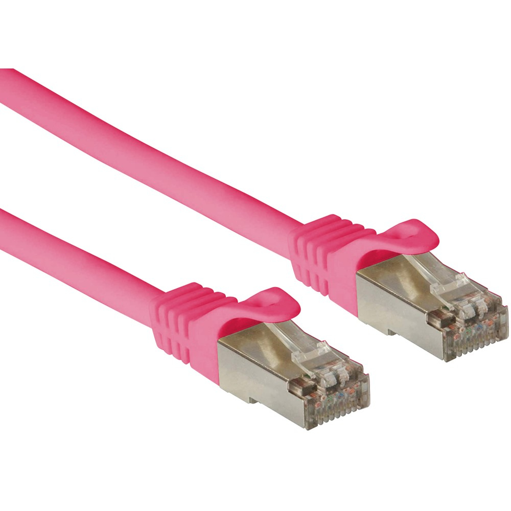 Cavo di rete rosa con due connettori. Posto su sfondo bianco.