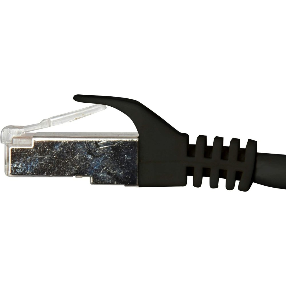 Un connettore RJ45 nero. Parte metallica interna, clip trasparente. Cavo nero a destra.