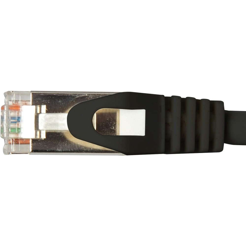 Un connettore RJ45 nero. Parte metallica interna, clip trasparente. Cavo nero a destra.