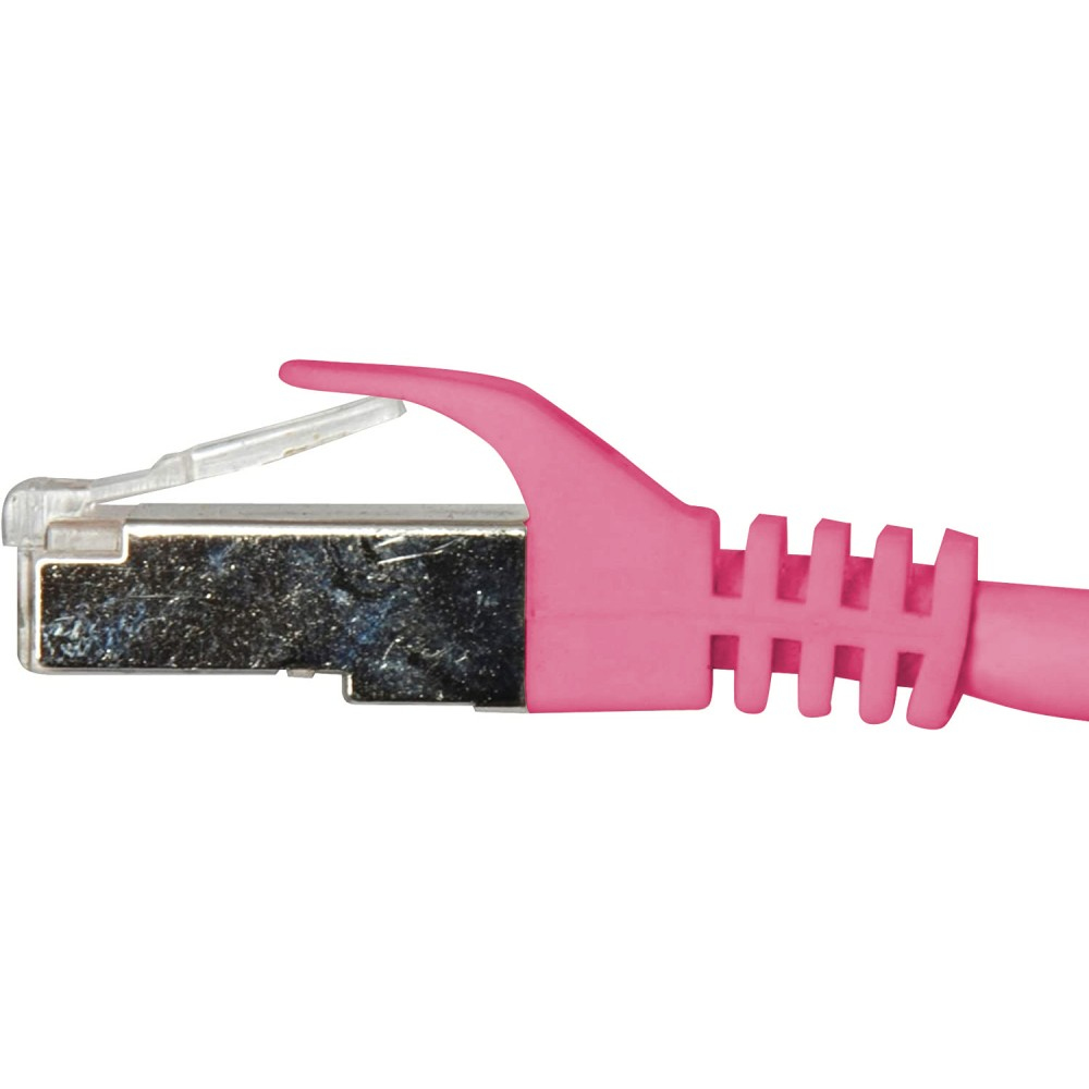 Un connettore RJ45 rosa. Parte metallica interna, clip trasparente. Cavo rosa a destra.