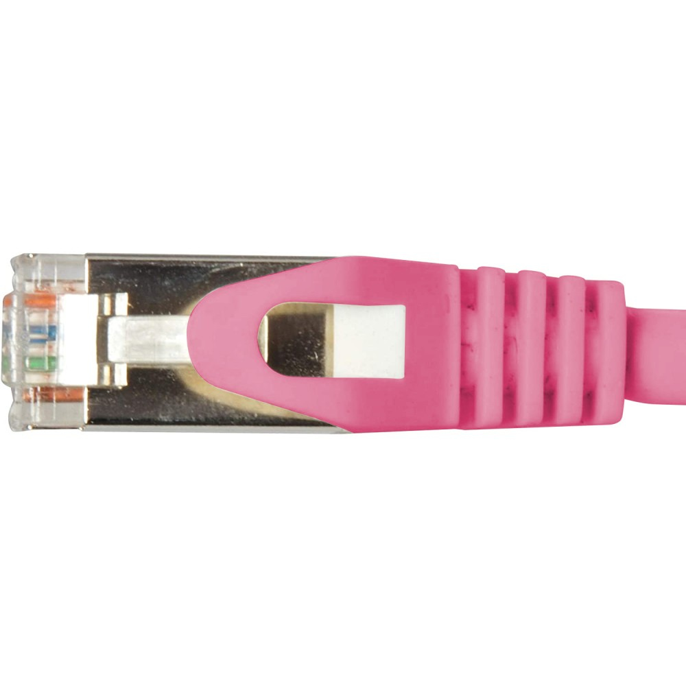 Un connettore RJ45 rosa. Parte metallica interna, clip trasparente. Cavo rosa a destra.