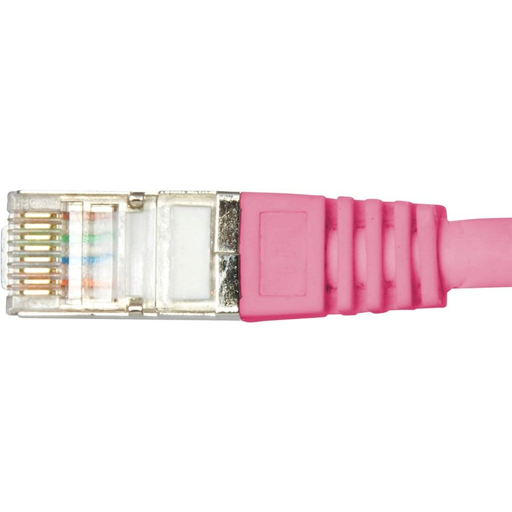 Un connettore RJ45 rosa. Parte metallica interna, clip trasparente. Cavo rosa a destra.