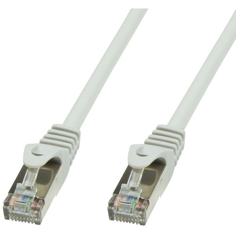 Deux câbles et connecteurs RJ45 blancs. Parties métalliques, clips transparents. Fond blanc.