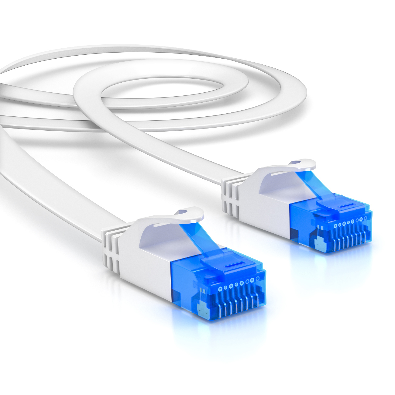 Zwei weiße Netzwerkkabel mit blauen Steckern. Kabel sind auf weißer Oberfläche gewellt.