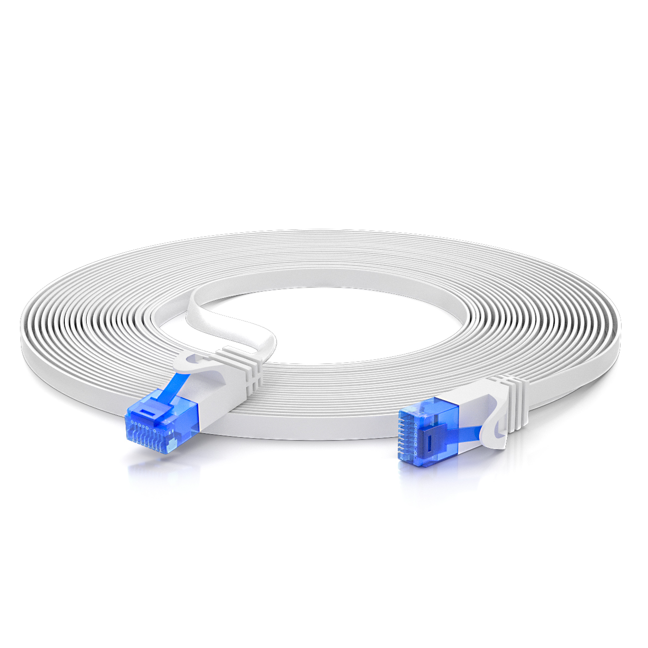 Zwei weiße Ethernet-Kabel mit blauen Steckern vor weißem Hintergrund.