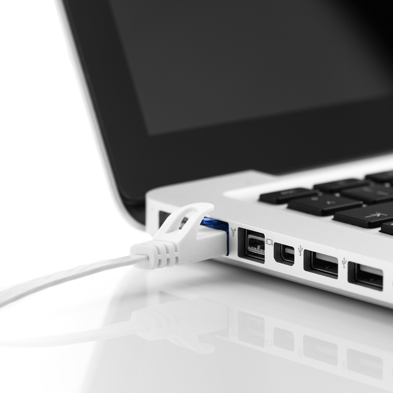 Laptop mit eingestecktem weißen Netzwerkkabel. Kabel kommt von der Seite.