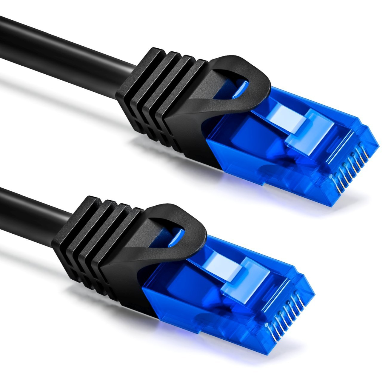 Zwei schwarze Netzwerkkabel mit blauen Steckern. Stecker sind nah dran.