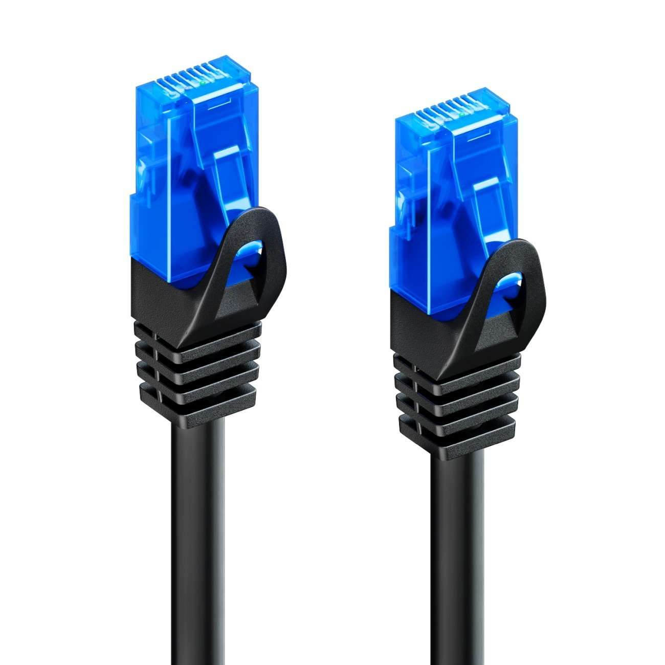 Zwei schwarze Ethernet-Kabel mit blauen Steckern, isoliert auf weißem Hintergrund, leicht nach oben abgewinkelt.