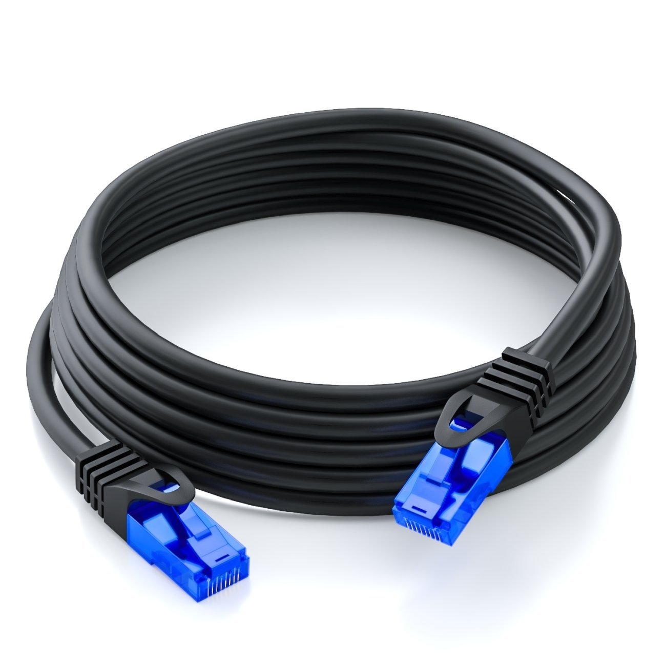 Ein aufgerolltes schwarzes Ethernet-Kabel mit blauen Steckern auf weißem Hintergrund.
