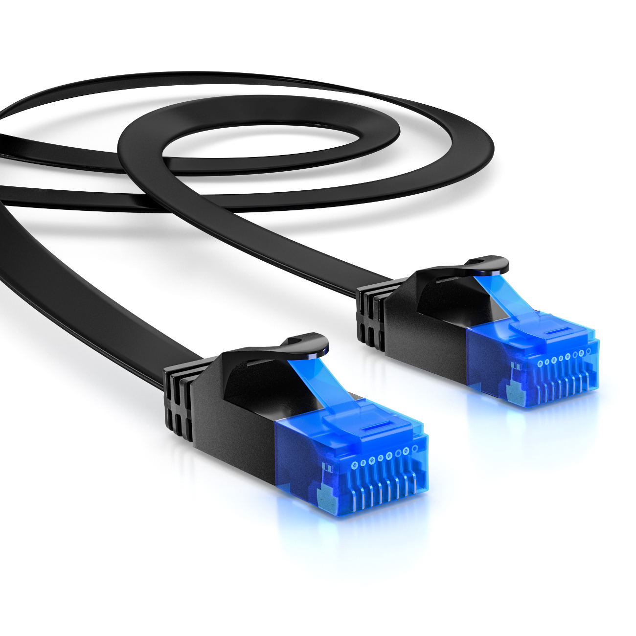 Zwei schwarze Netzwerkkabel mit blauen Steckern auf weißem Untergrund.