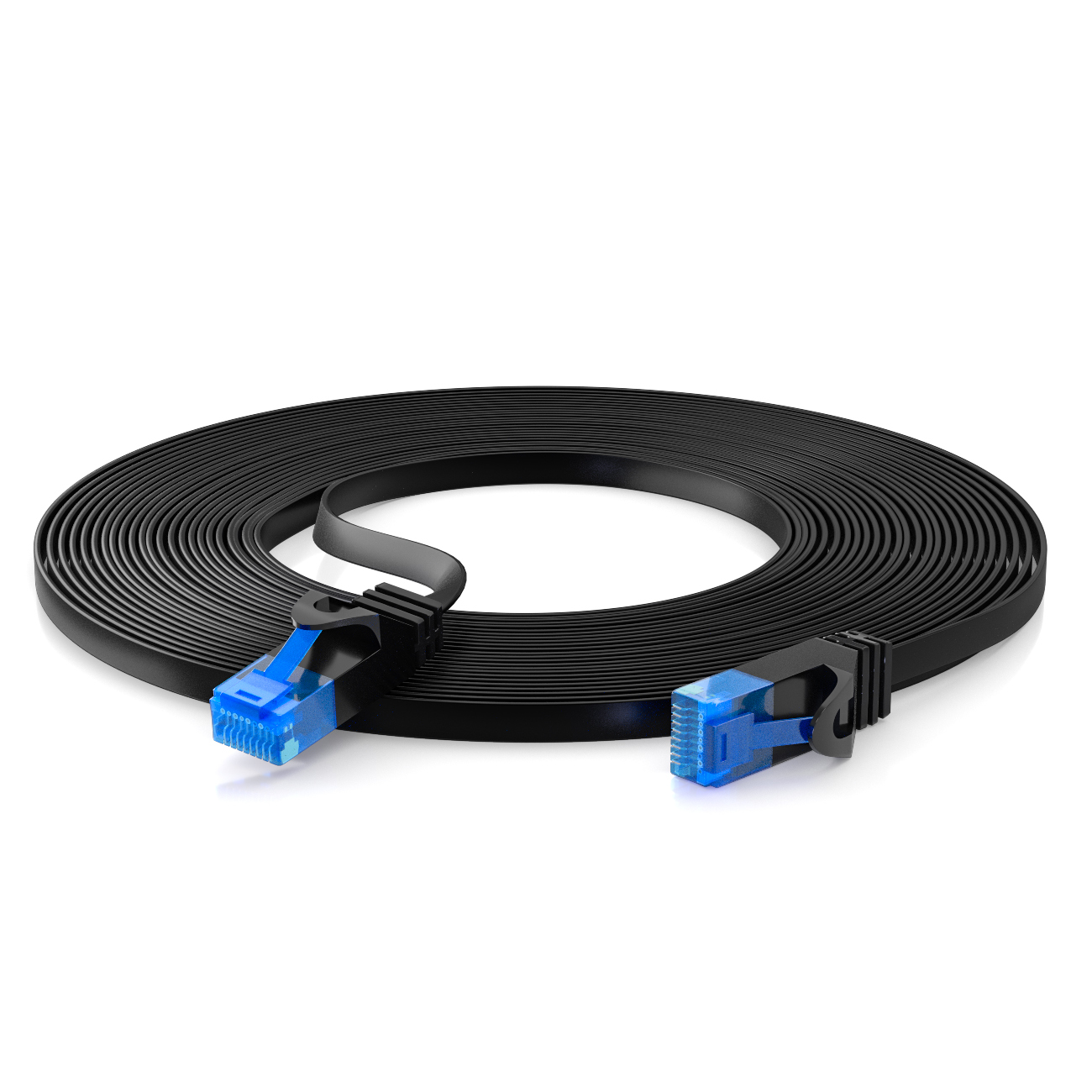 Schwarzes Ethernet-Kabel auf weißer Oberfläche aufgerollt, mit blauen Steckern an jedem Ende, isoliert.