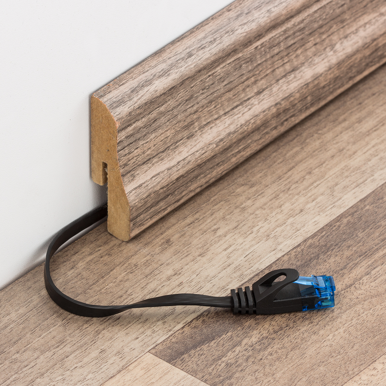 Ethernet-Kabel an Wand und Boden angeschlossen.