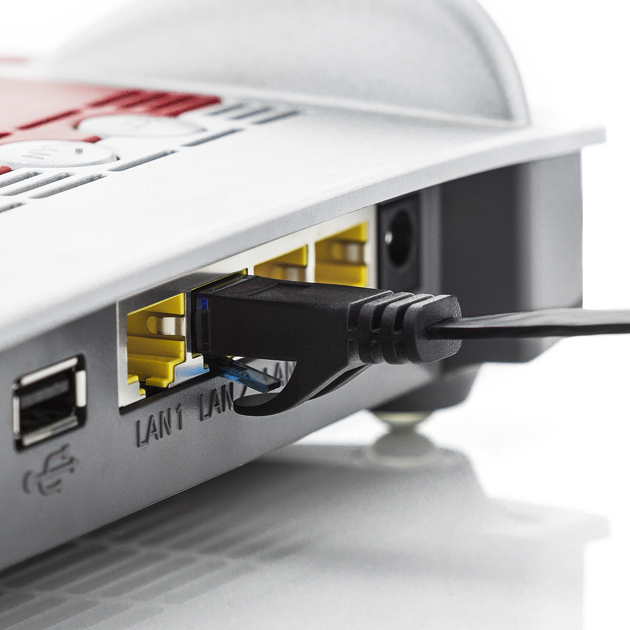 Ethernet-Kabel in einen Router gesteckt.