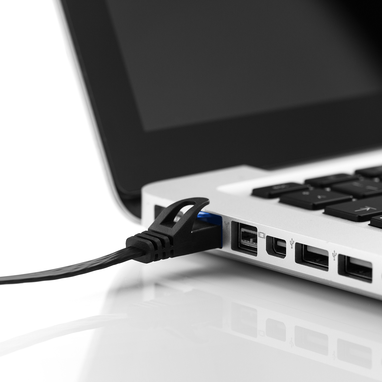 Schwarzes Ethernet-Kabel, das an einen Laptop angeschlossen ist. Das Kabel ist eingesteckt.