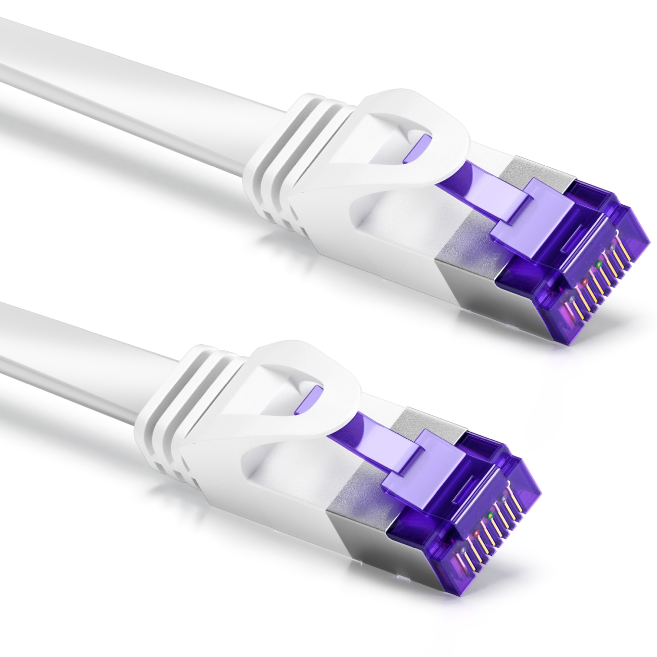 Cavo Ethernet bianco con connettori viola. Sfondo bianco. Cavo curvo.