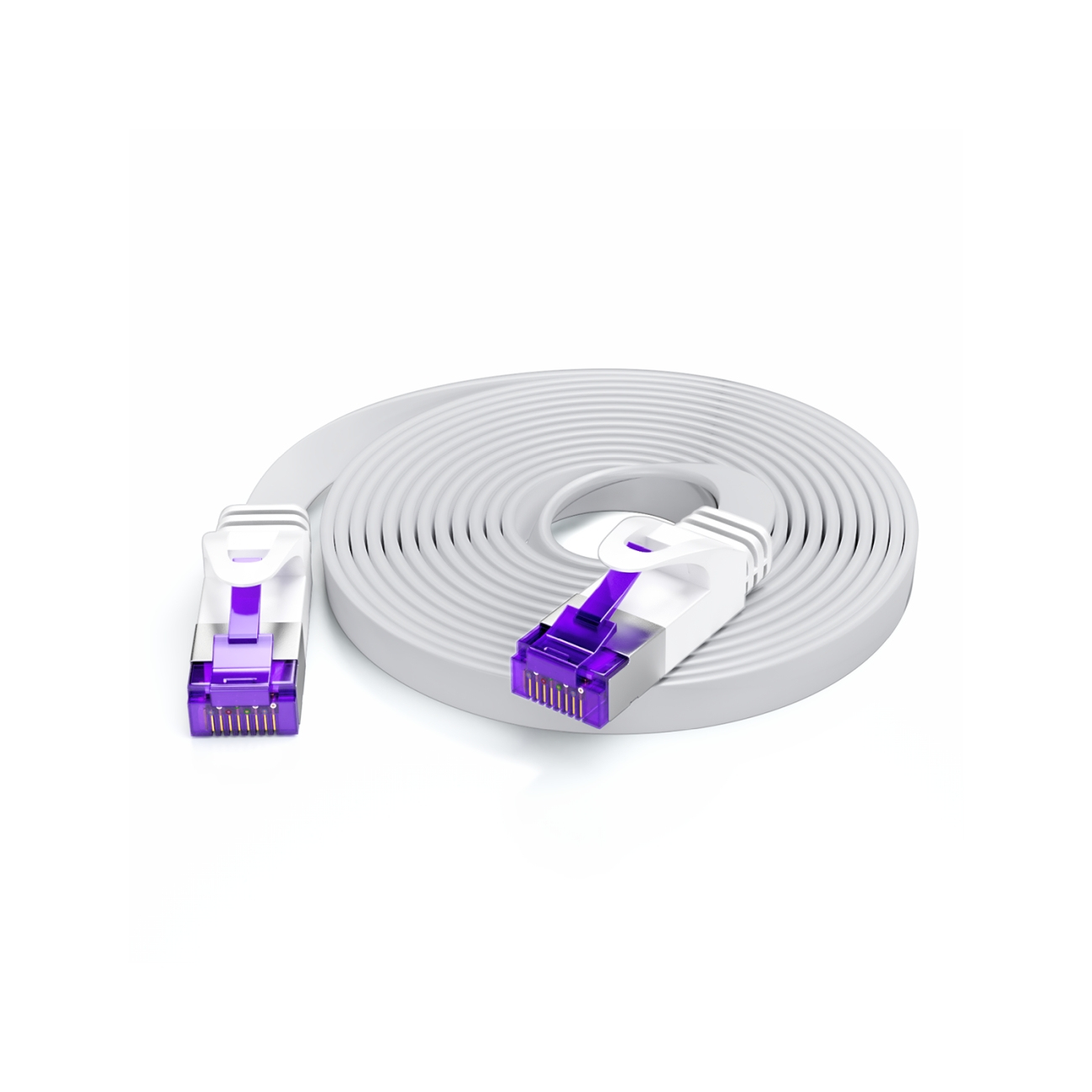 Cavo Ethernet bianco con connettori viola, arrotolato. Sfondo bianco. Vista dall'alto.