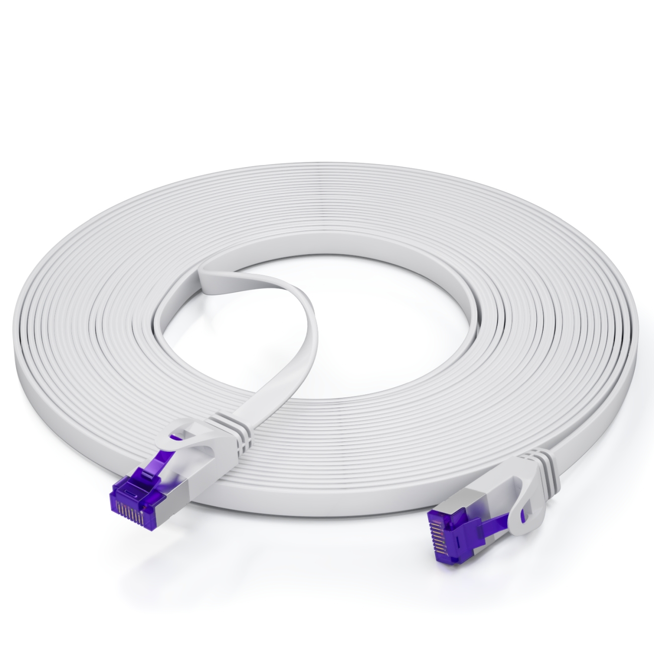 Cavo Ethernet bianco con connettori viola, arrotolato. Sfondo bianco. Vista dall'alto.