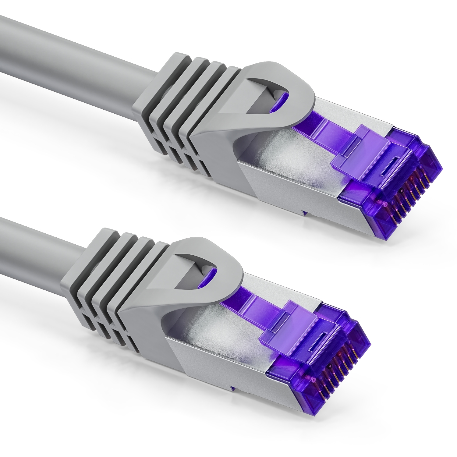 Graues Ethernet-Kabel mit lila Steckern. Weißer Hintergrund. Nahaufnahme.