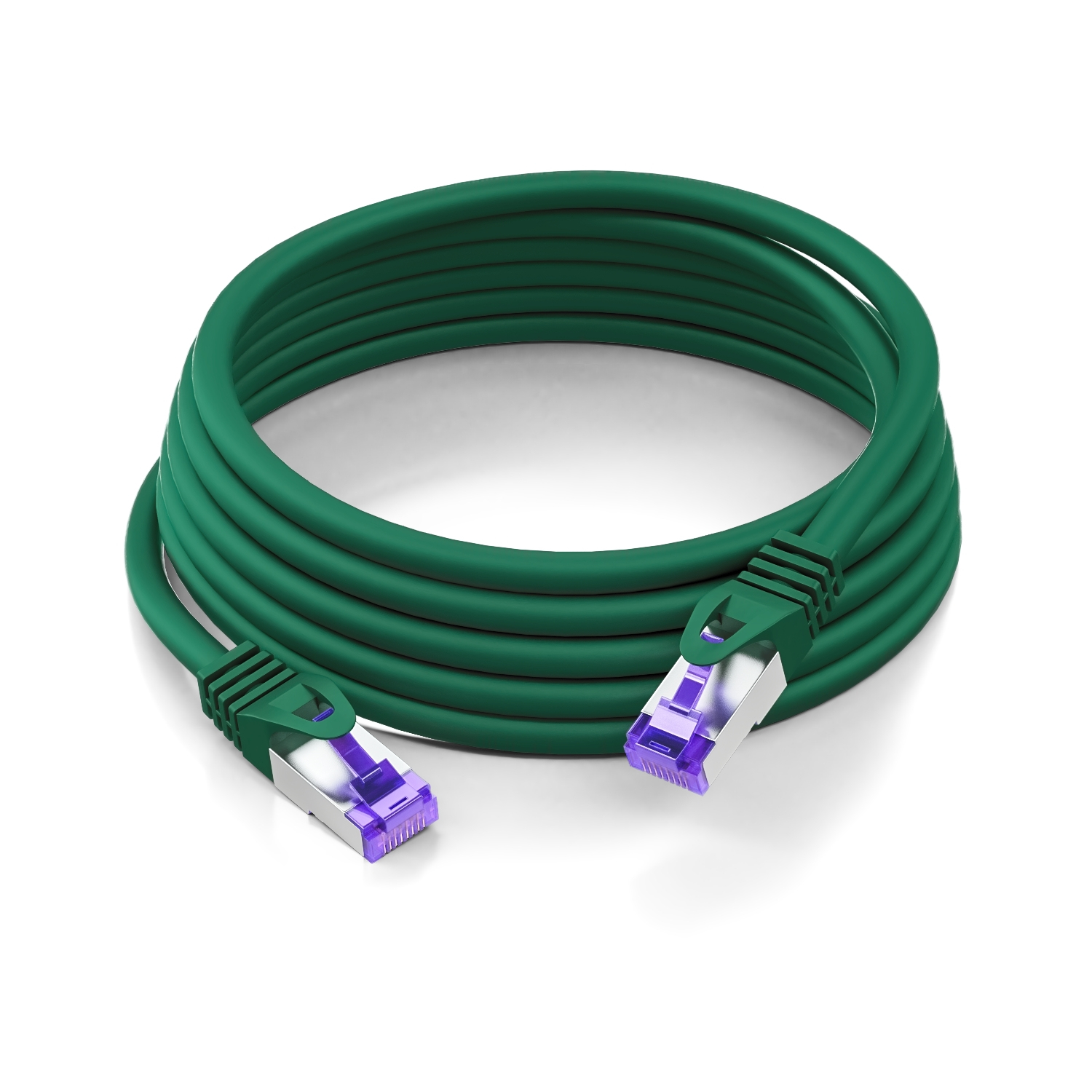 Ein aufgerolltes, grünes Ethernet-Kabel mit lila Steckern auf weißem Hintergrund.