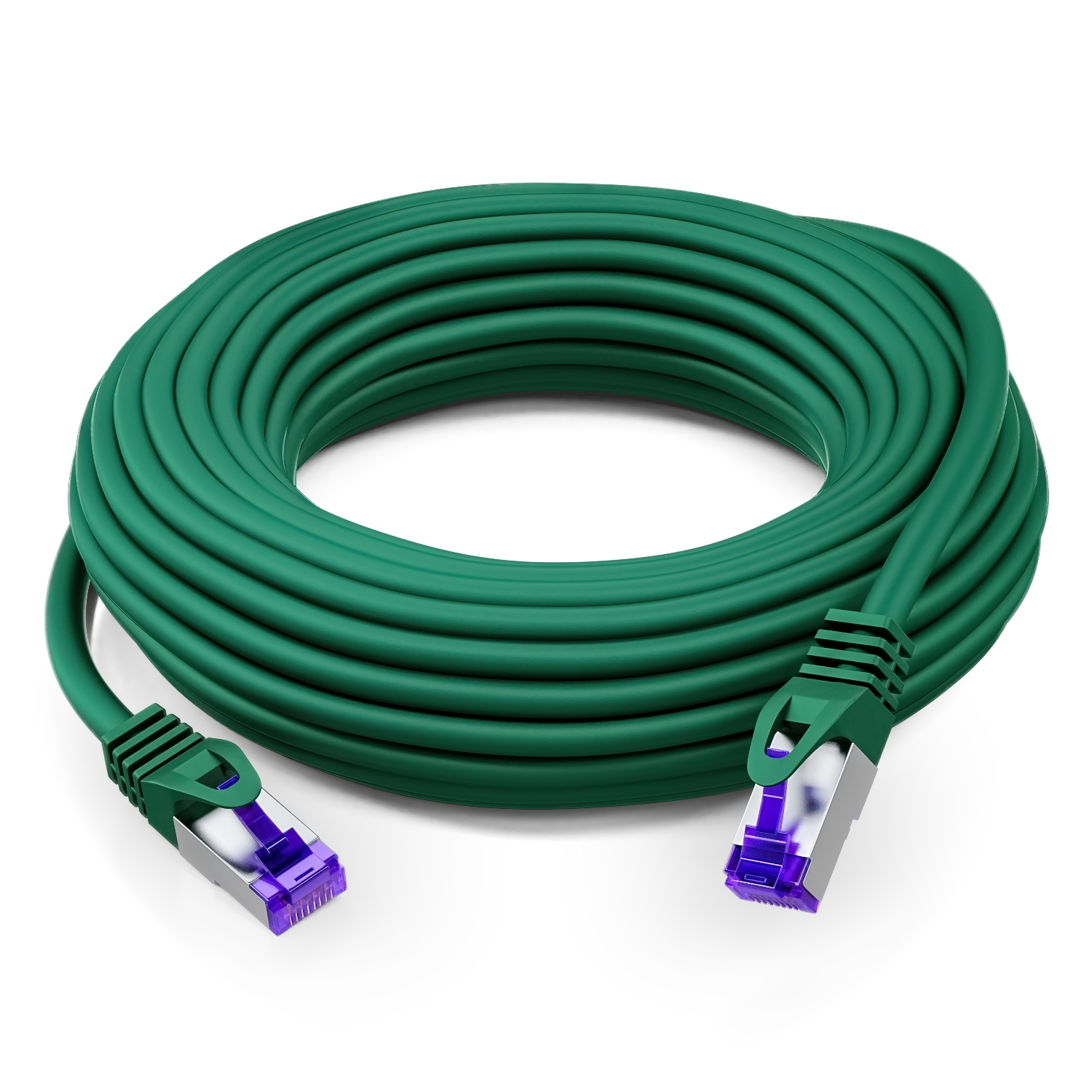 Ein aufgerolltes, grünes Ethernet-Kabel mit lila Steckern, weißer Hintergrund.