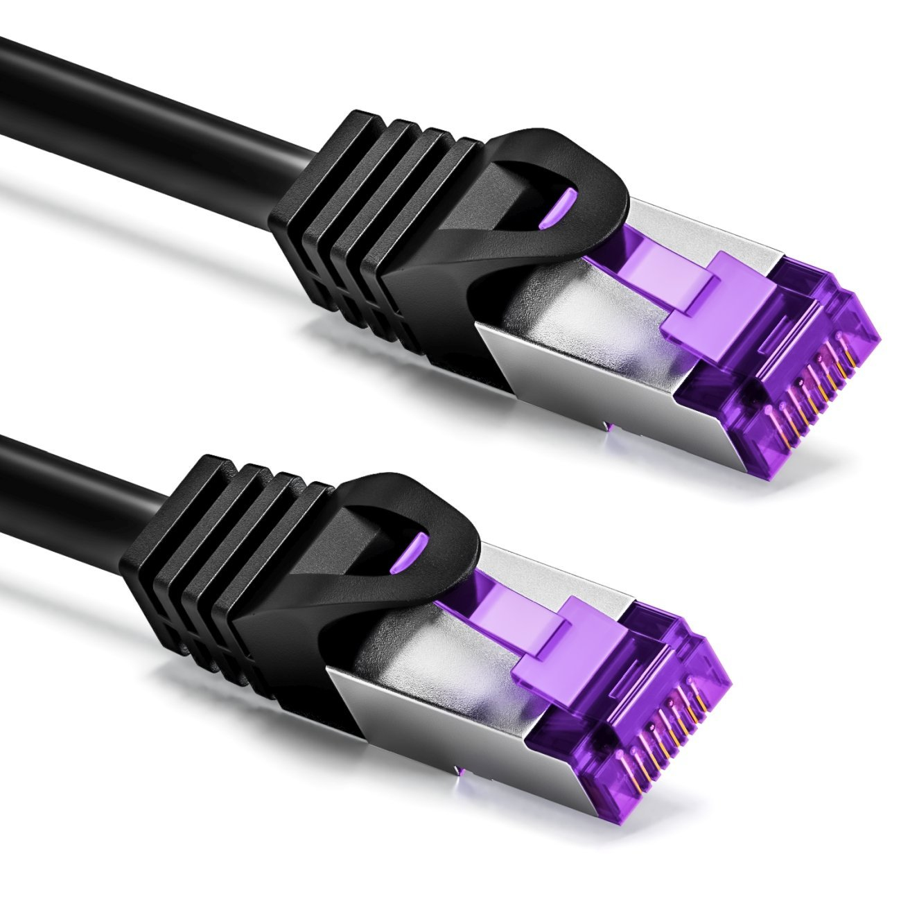 Zwei schwarze Ethernet-Kabel mit lila Steckern, vor weißem Hintergrund.