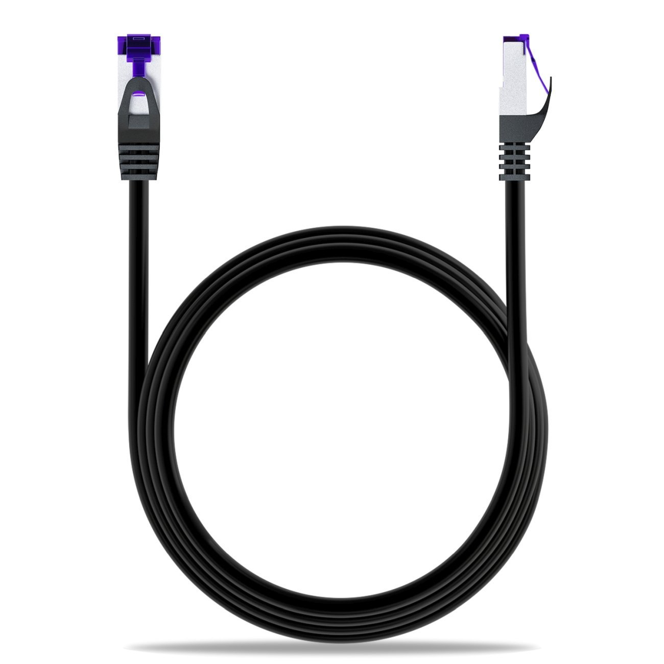 Ein schwarzes Ethernet-Kabel, das zu einer Schleife gebogen ist, mit Steckern an jedem Ende, weißer Hintergrund.