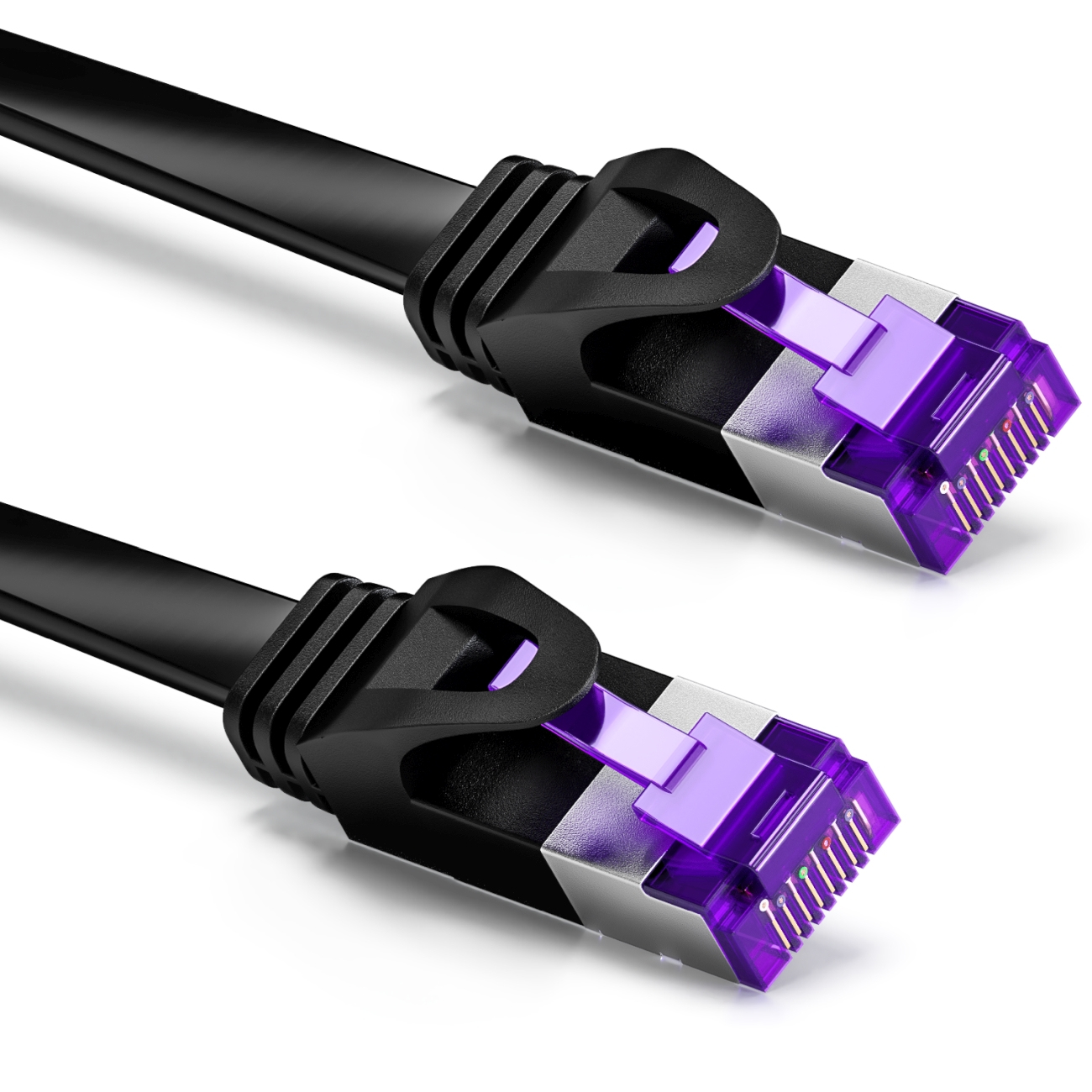 Zwei schwarze Ethernet-Kabel mit lila Steckern auf weißem Hintergrund.