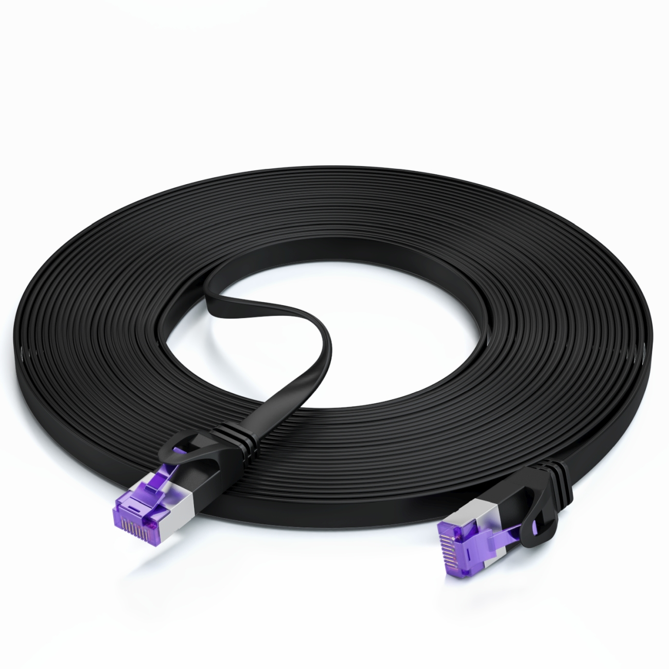 Ein flach gewickeltes schwarzes Ethernet-Kabel mit lila Steckern am Ende, weißer Hintergrund.
