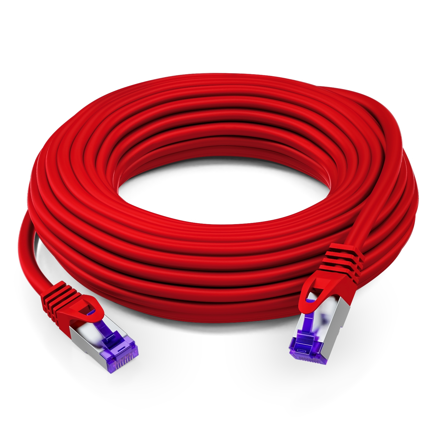 Gerolltes rotes Ethernet-Kabel mit lila Steckern. Weißer Hintergrund.