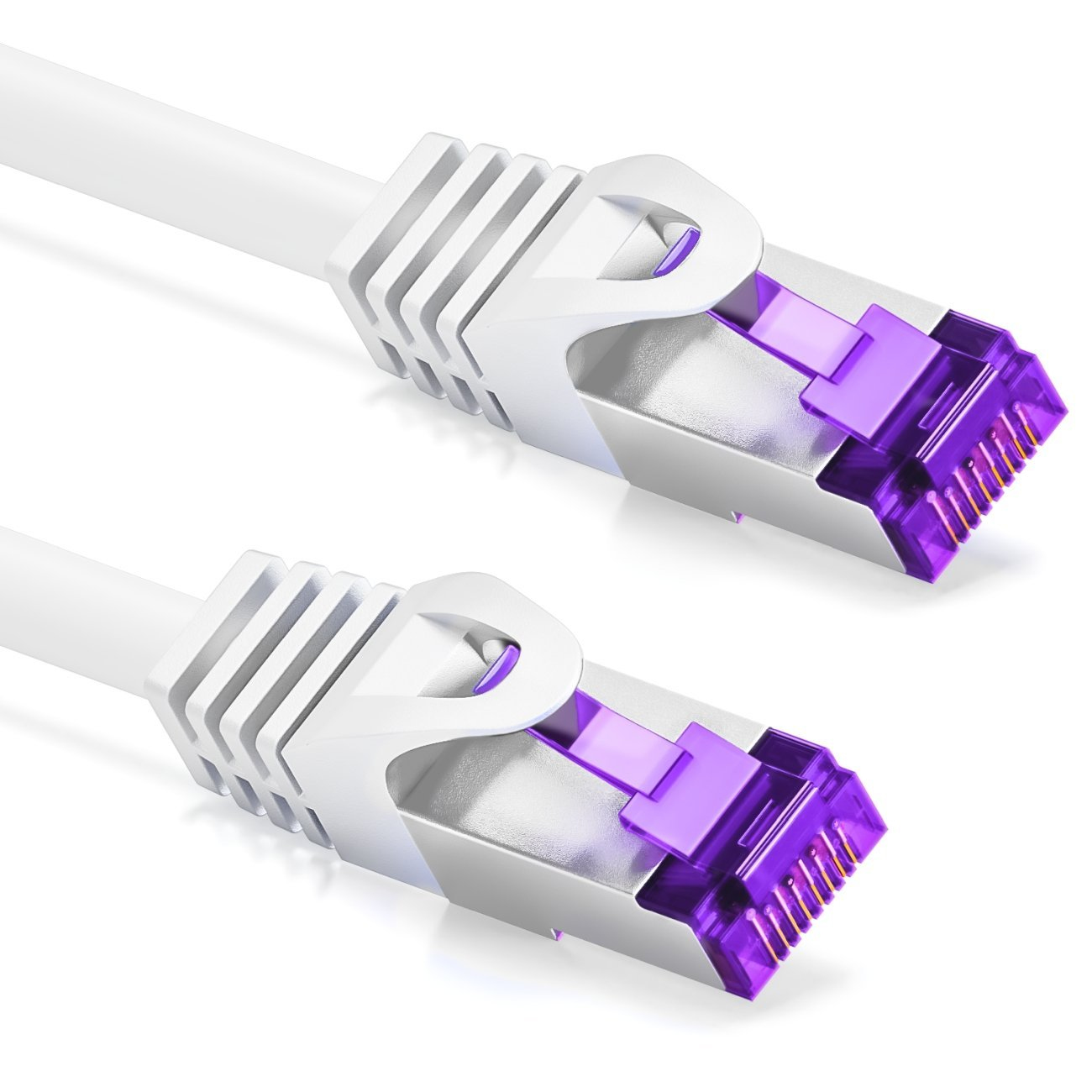Zwei weiße Ethernet-Kabel mit lila Steckern. Weißer Hintergrund.