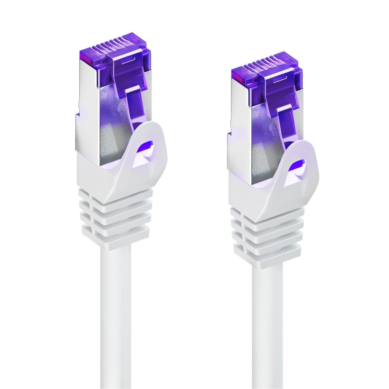 Zwei weiße Netzwerkkabel mit violetten Steckern. Auf weißem Hintergrund.