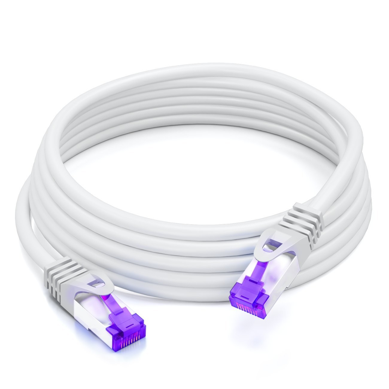 Gerolltes weißes Ethernet-Kabel. Lila Stecker. Weißer Hintergrund.