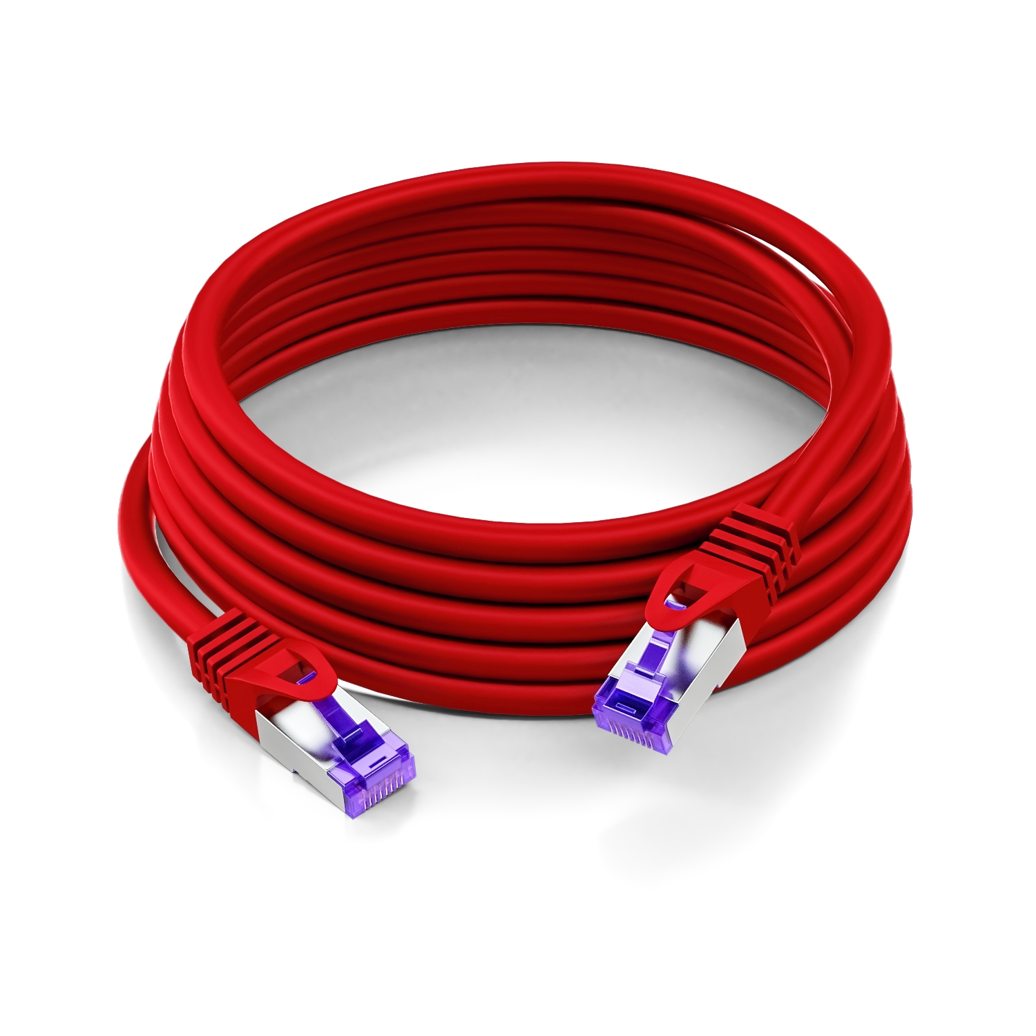 Gerolltes rotes Ethernet-Kabel mit lila Steckern. Weißer Hintergrund.