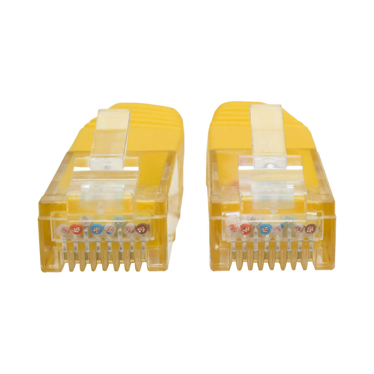 Due connettori Ethernet gialli. Sfondo bianco.