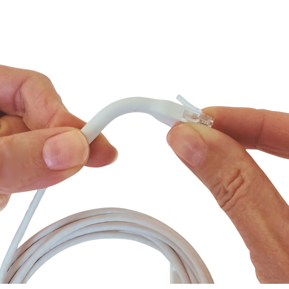 Mani che tengono un cavo di rete bianco, una mano vicino al connettore trasparente.