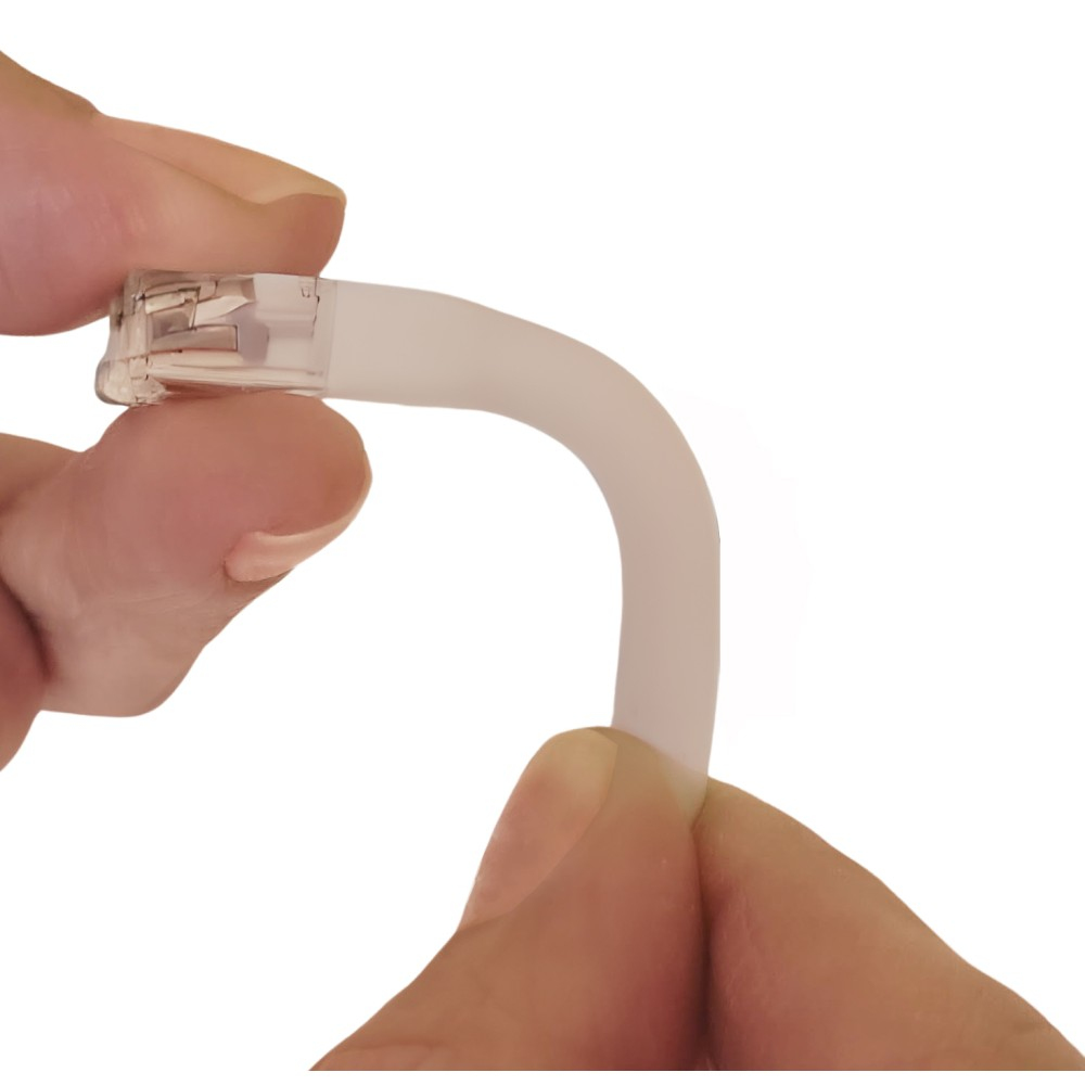 Mani che piegano un cavo di rete bianco con un connettore trasparente.