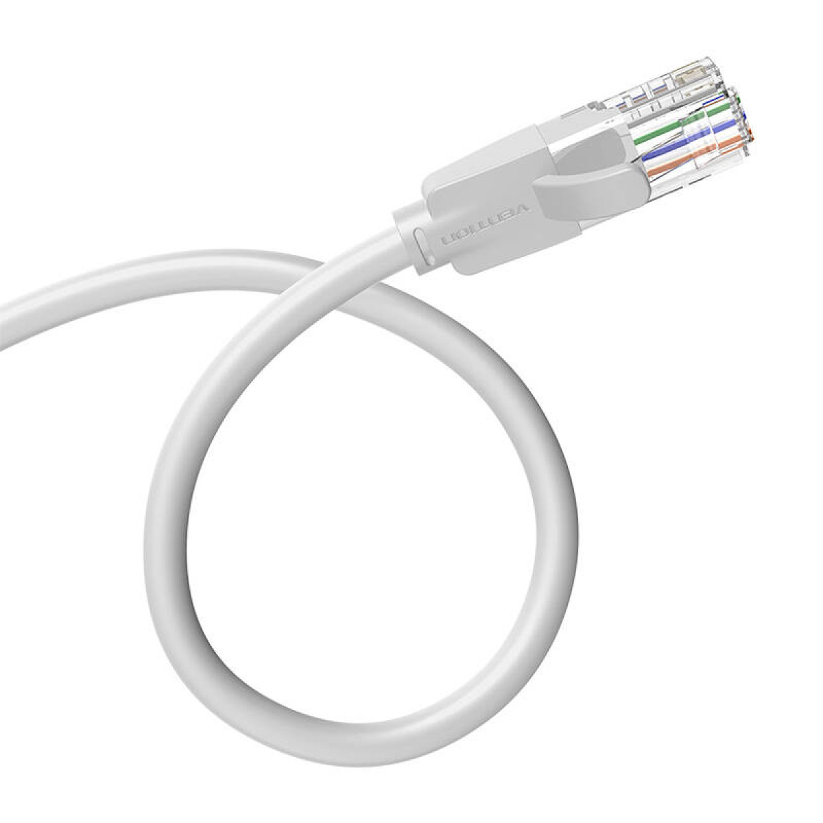 Câble réseau blanc. Fond blanc. Le logo Vention est visible sur le connecteur.