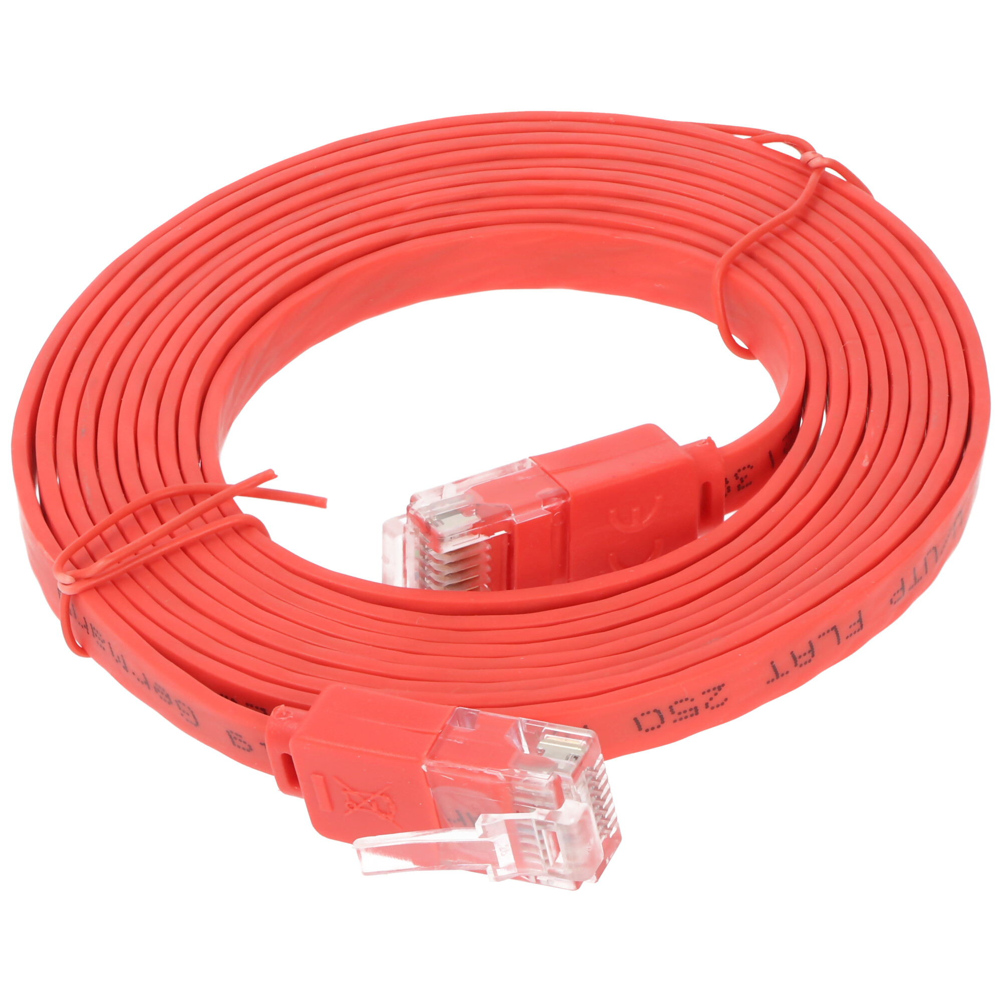 Cavo di rete piatto rosso arrotolato con due connettori. Sfondo bianco.
