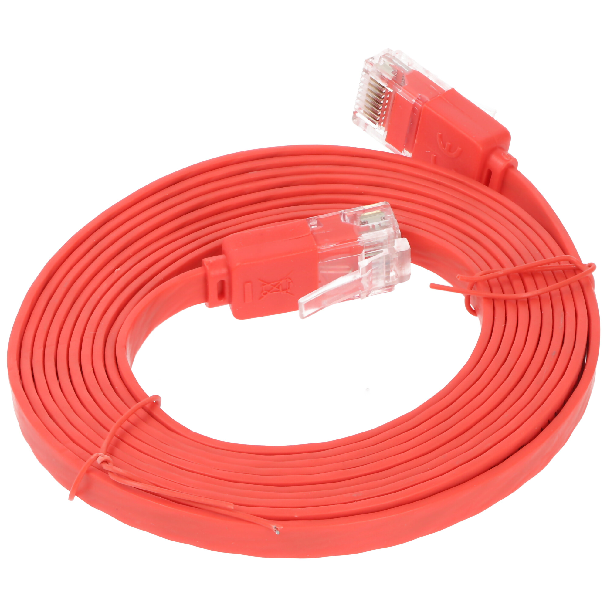 Cavo di rete piatto rosso arrotolato con due connettori. Sfondo bianco.