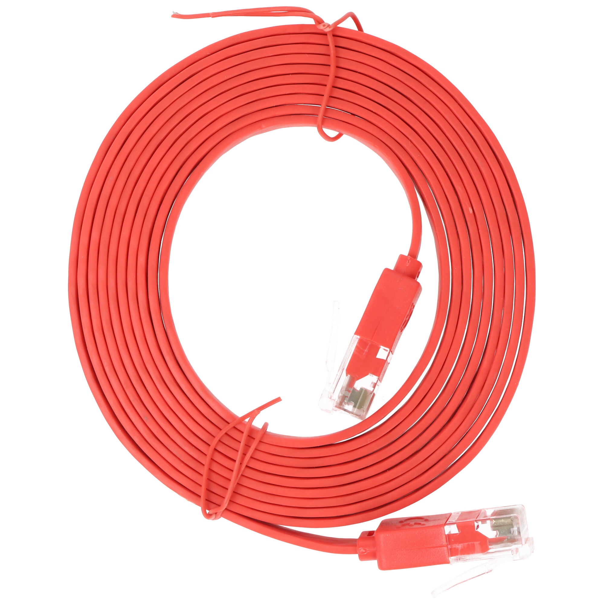 Cavo di rete rosso arrotolato con connettori. Sfondo bianco.