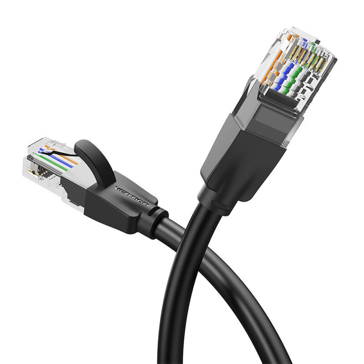 Due cavi Ethernet neri con connettori trasparenti, angolati contro uno sfondo bianco.